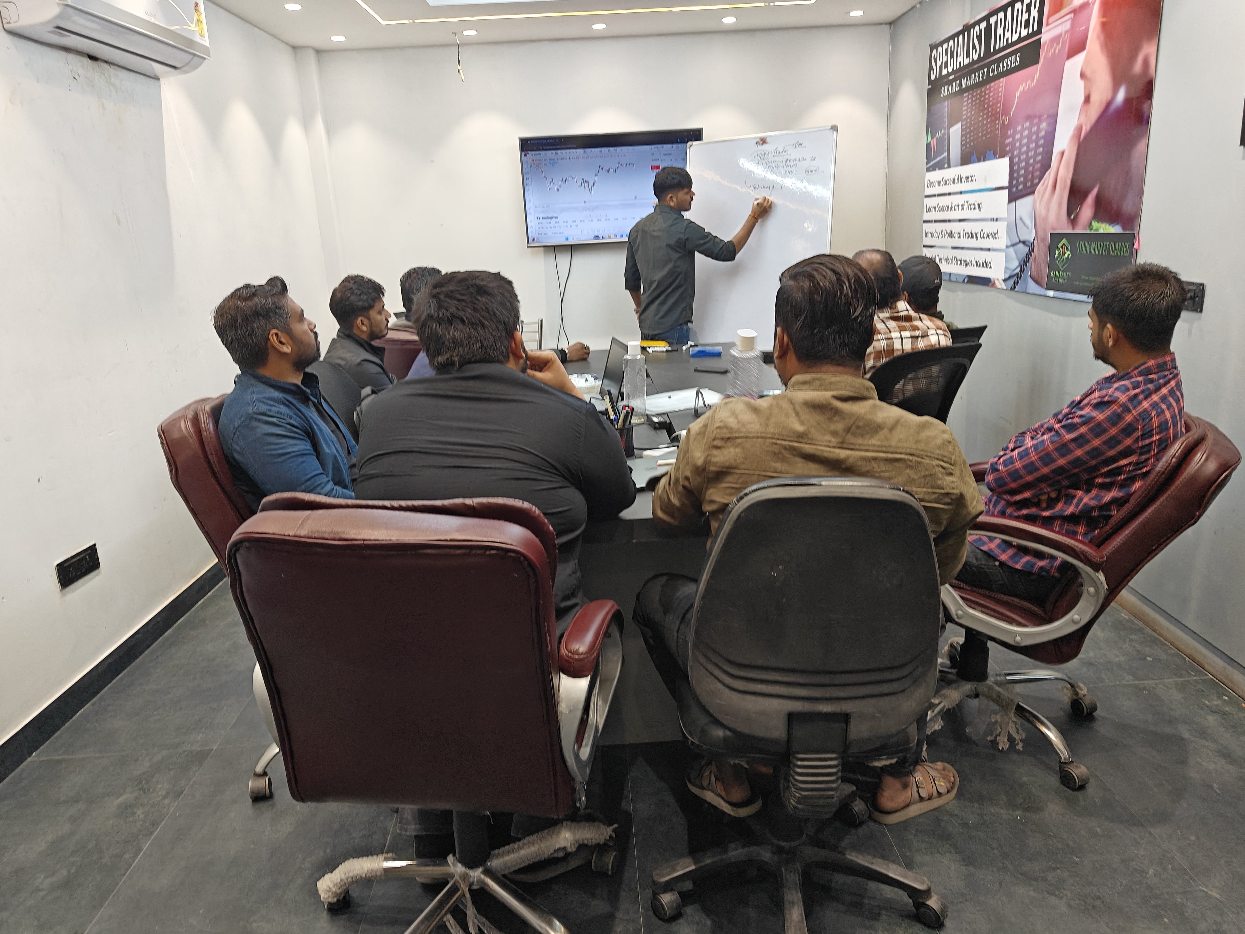 Trading Classroom 8 Student-friendly trading classroom environment